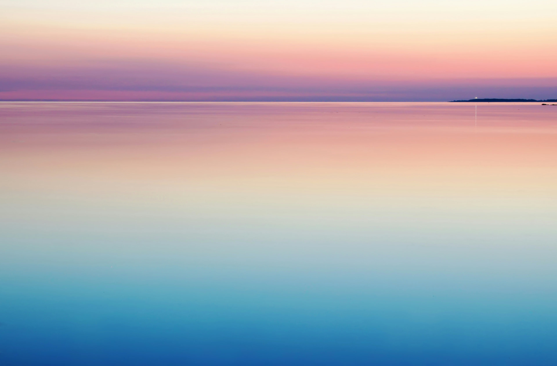 Mer calme au crépuscule